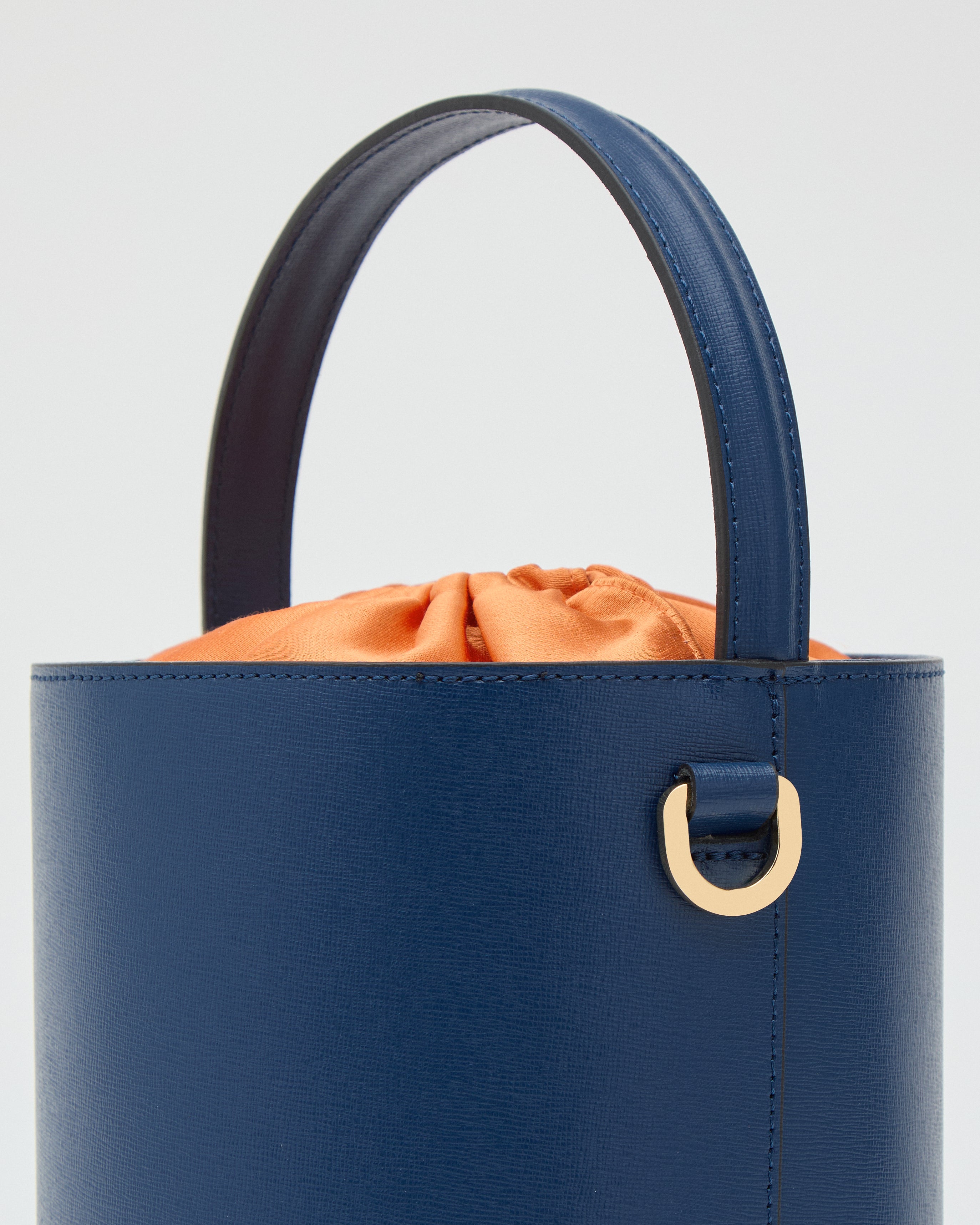 Catherine blu | chiusura arancione